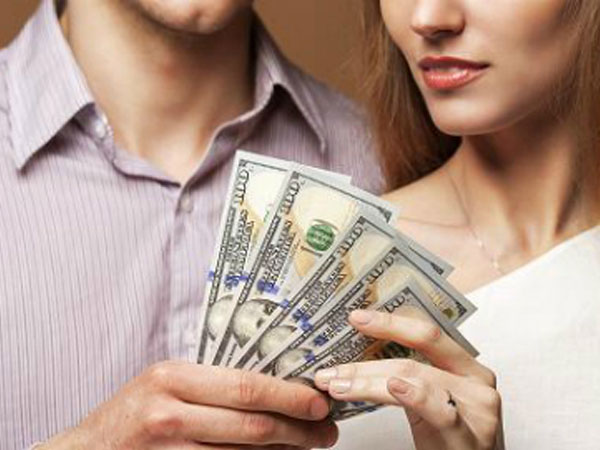Những ông chồng kiếm ít tiền hơn vợ dễ mắc bệnh tật