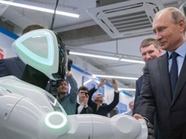 Robot Nga nói xin chào và bắt tay Putin tại triển lãm