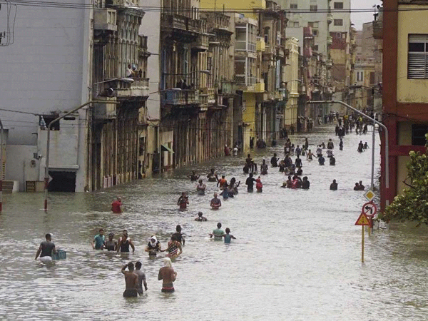 Thủ đô Cuba hóa "bể bơi khổng lồ" vì bão Irma