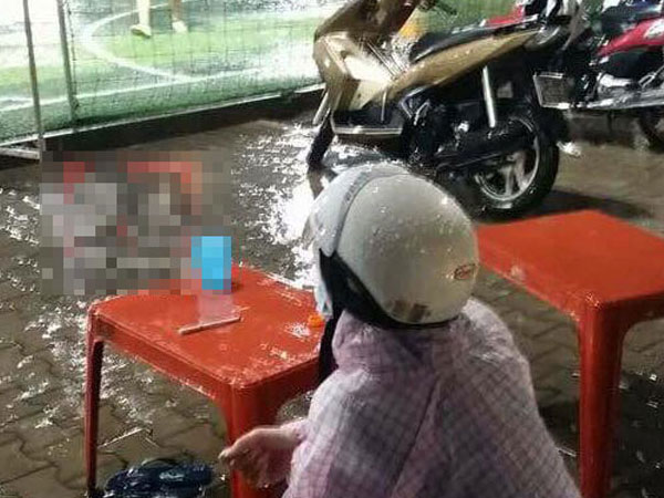 Vợ đội mưa chờ chồng đá bóng: Hình ảnh dễ thương bỗng xấu xí qua mắt nhiều người