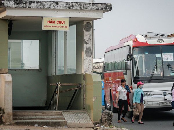Ba hầm bộ hành nứt toác, vắng người qua lại ở Sài Gòn