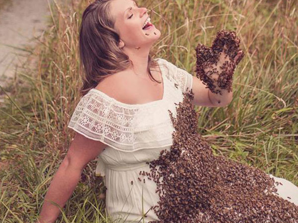 Bí mật bất ngờ phía sau bức hình mẹ bầu chụp hình cùng hàng ngàn con ong