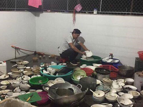 Bức ảnh gây xôn xao nhất MXH hôm nay: Chàng trai bảnh bao ngồi giữa núi bát đĩa trong lần đầu ra mắt nhà vợ