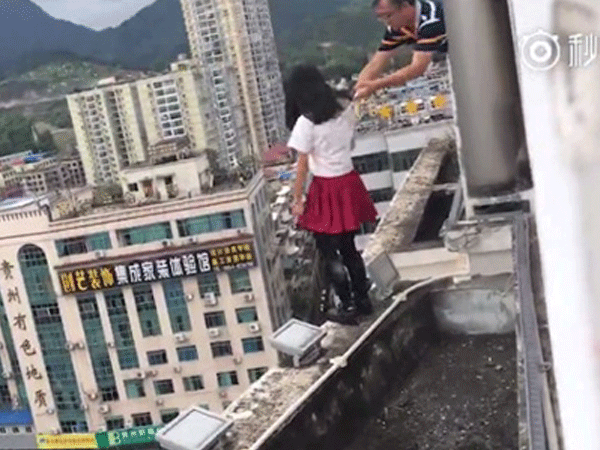 Hiệu trưởng giải cứu nữ sinh định nhảy lầu từ tầng 17