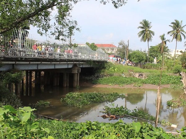 Một phụ nữ được phát hiện chết loã thể trôi sông