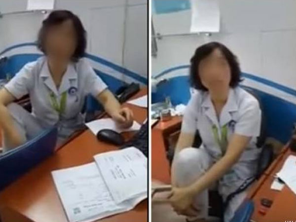 Nữ bác sĩ gác chân lên ghế đối thoại người nhà bệnh nhân