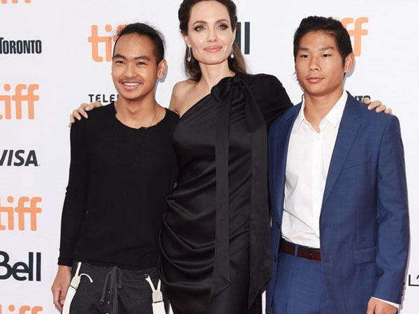 Pax Thiên và Maddox phong cách trên thảm đỏ cùng Angelina Jolie