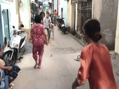 Clip cực dễ thương: "Hội chị em" xóm lao động miền Tây hồn nhiên chơi tạt lon, ai thua cõng người thắng chạy vòng quanh