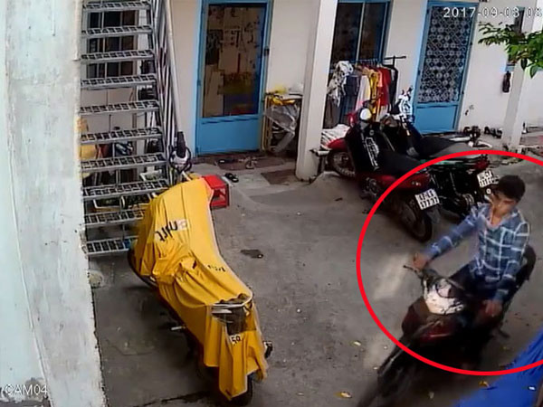 Clip: Trộm thản nhiên bẻ khóa "cuỗm" xe máy tại nhà trọ đông người