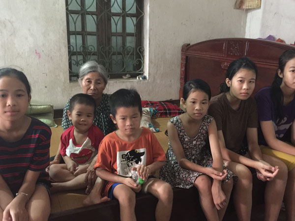 Cô gái 18 tuổi gồng gánh giấc mơ đến đường của 5 em nhỏ
