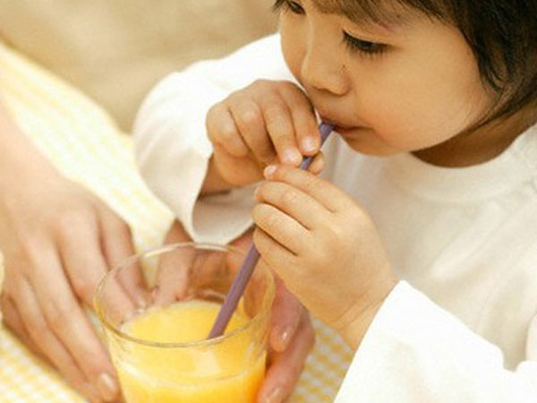 Con trai làm đổ nước tung tóe trong quán, ông bố ngồi nhìn rồi bảo con làm một việc