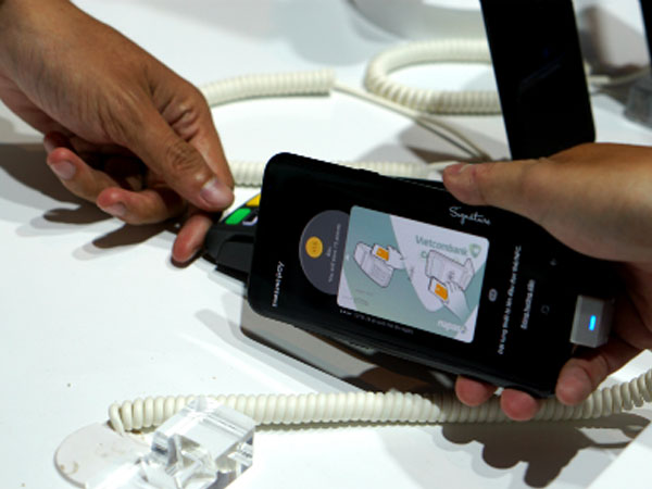 Đã có thể "quẹt" điện thoại trả tiền thay thẻ ATM tại Việt Nam