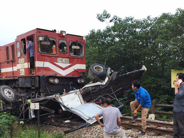 Hà Nội: Tàu hỏa tông nát bét xe tải, quốc lộ 1 đang tắc nghiêm trọng