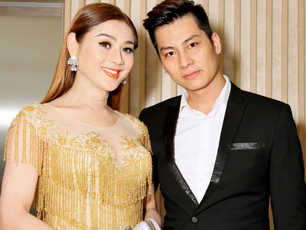 Lâm Khánh Chi sánh đôi hôn phu kém 8 tuổi đi sự kiện