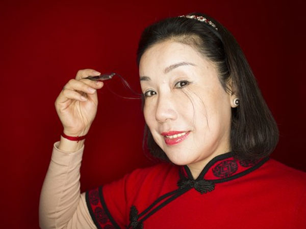 "Mỹ nhân" có hàng mi dài nhất thế giới khiến nhiều người thấy... sợ