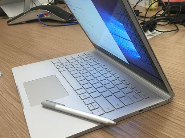 Phụ huynh chịu mua máy chiếu, cô giáo than không có laptop?