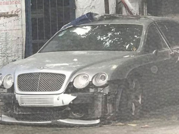 Xe nhà giàu Bentley Continental Flying Spur bị bắt gặp trong tình cảnh thảm thương tại Hà Nội