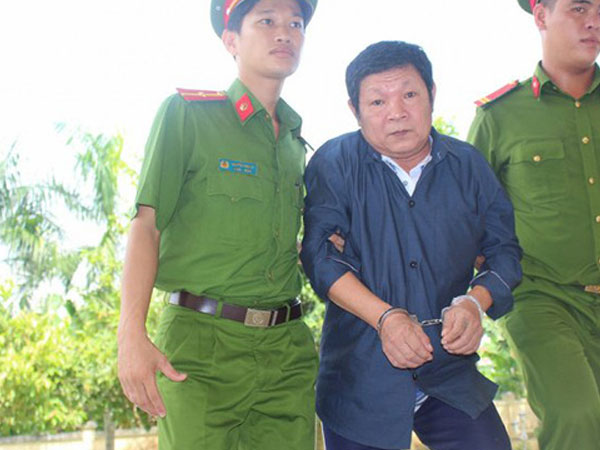Bà ngoại bé gái bị ông nội, cha ruột hiếp dâm liên tục nhận tin nhắn bị dọa giết