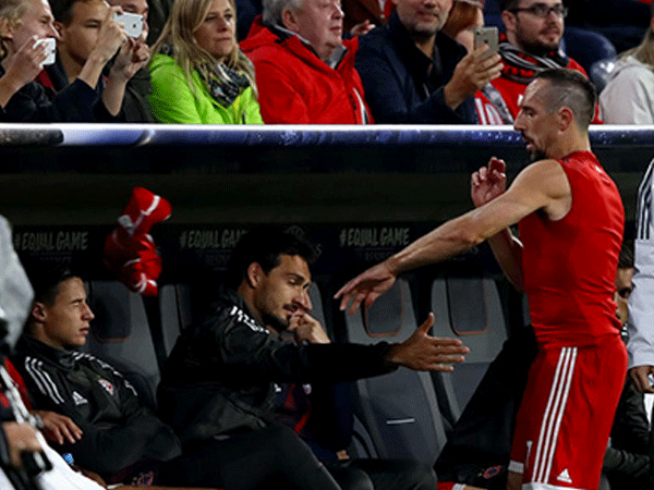 Bayern cảnh cáo Ribery vì ném áo tỏ thái độ