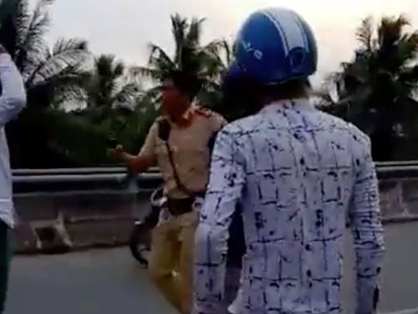 Công an Bến Tre lên tiếng về clip CSGT chĩa súng vào người dân