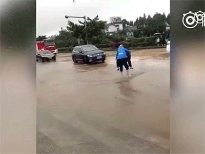 Cụ ông cõng vợ băng qua vũng nước: Tình yêu đích thực sống mãi với thời gian?