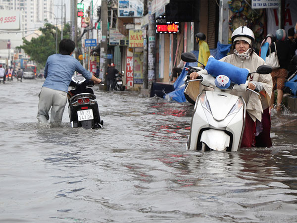 Giao thông Sài Gòn rối loạn vì ngập sau mưa lớn