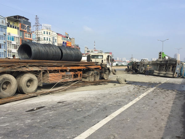 Hiện trường tai nạn xe bồn làm tê liệt đường trên cao vành đai 3
