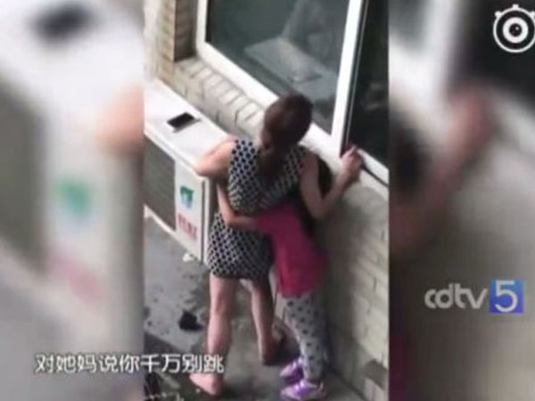 "Mẹ ơi, đừng kéo con, để con tự nhảy", con gái hoảng sợ van xin người mẹ muốn tự vẫn vì cha ngoại tình