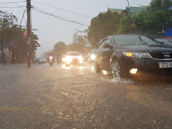 Nghệ An, Hà Tĩnh mưa lớn trước khi bão số 10 đổ bộ