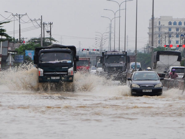 Quốc lộ 51 ở Đồng Nai chìm trong biển nước suốt 7 giờ