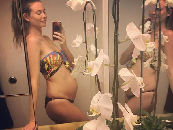 "Thiên thần nội y" Behati Prinsloo mang bầu con thứ hai với Adam Levine