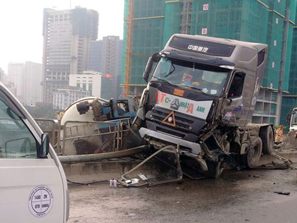 Xe bồn lật ngang sau va chạm với xe đầu kéo, đường vành đai 3 ùn tắc