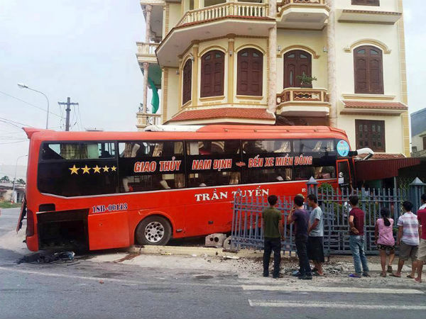 Xe giường nằm lao vào nhà 3 tầng
