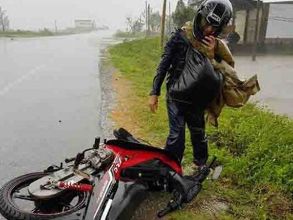 Ảnh hưởng của bão số 10: Mưa lớn kèm gió giật mạnh khiến nhiều phương tiện, biển quảng cáo bị thổi ngã