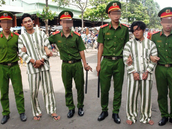 Bị cướp hiếp dâm khi bạn trai bỏ chạy vì bị đánh