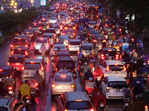 Chùm ảnh: Ảnh hưởng của bão số 10, người Hà Nội vội vã về nhà trong cơn mưa lớn