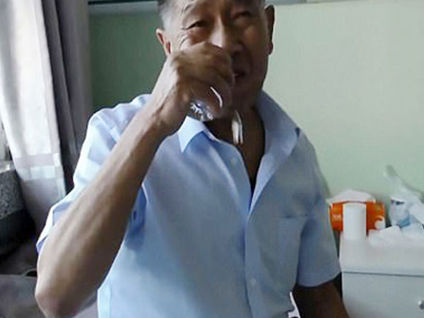 Cụ ông 71 tuổi nghiện ăn thủy tinh