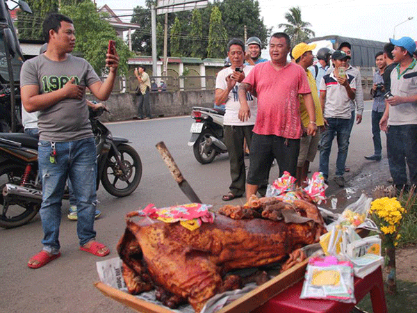 Tài xế mang heo “cúng” trạm thu phí BOT tuyến tránh Biên Hòa