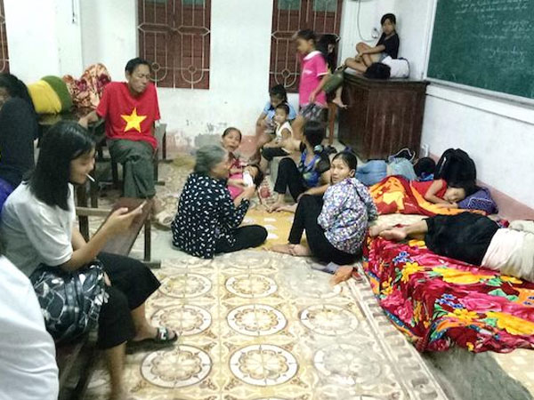 Trắng đêm ở điểm tránh bão, người dân lấy bục giảng, bàn ghế làm giường