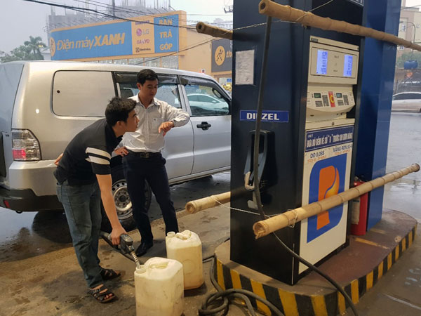 "Trói" cây xăng, dỡ biển quảng cáo trước bão số 10