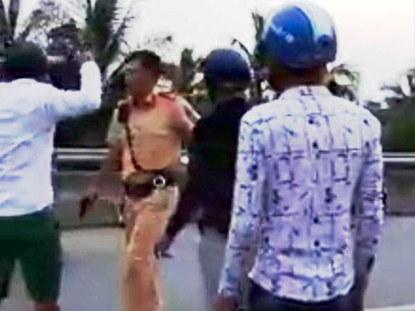 Vụ CSGT chĩa súng vào người dân: Người đi xe máy thừa nhận hành vi sai trái