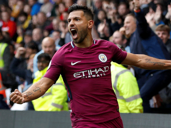 Aguero lập hat-trick, M.C chiếm ngôi đầu bảng