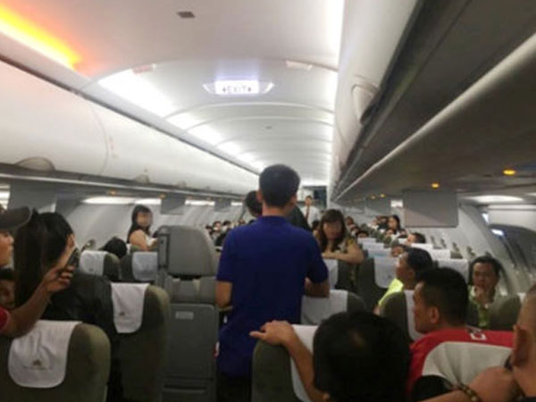 Cãi nhau trên phi cơ, 2 phụ nữ bị cấm bay nửa năm
