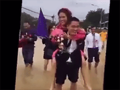 Chú rể cõng cô dâu về nhà giữa ngày mưa bão ở Hải Phòng gây sốt