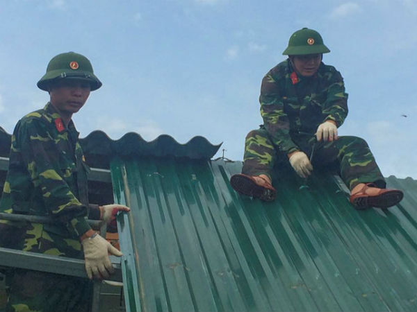 Gần 400 chiến sĩ Sư đoàn 324 từ Nghệ An vào Hà Tĩnh giúp dân sau bão