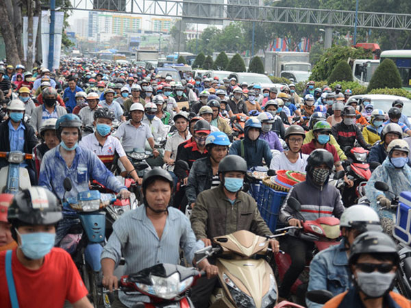Giải tỏa 50 kiốt bên sân bay Tân Sơn Nhất, đường phố kẹt cứng
