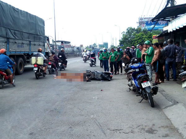 Tài xế Grabbike tử vong sau va chạm với xe đầu kéo trên quốc lộ