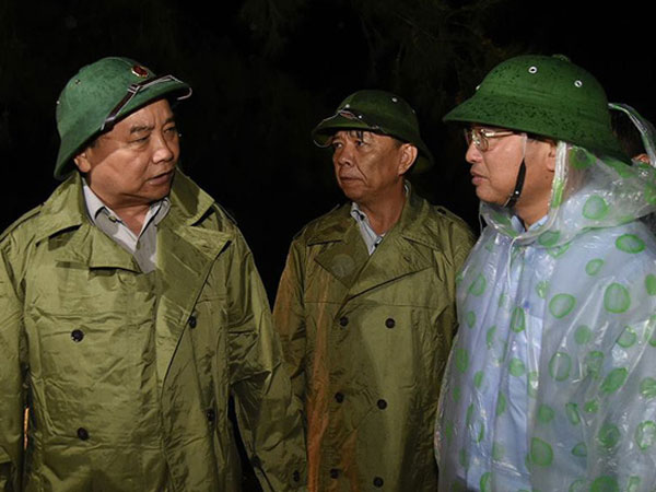 Thủ tướng Nguyễn Xuân Phúc: "Không để hồ thủy điện xả đập gây ra lũ ở vùng bão số 10 vừa đi qua"