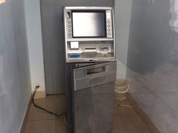 Đang dùng xà beng phá trụ ATM lấy tiền thì bị bắt giữ ngay tại chỗ