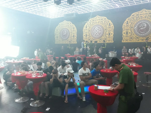 Đột kích quán bar có hơn 200 khách chơi, phát hiện 52 đối tượng “dính” ma túy